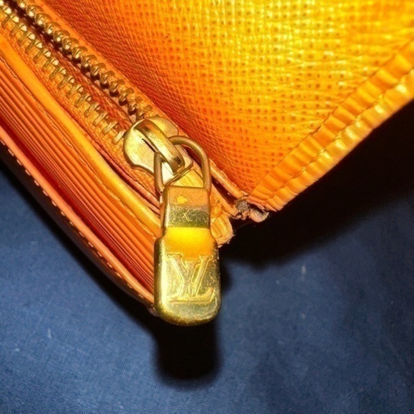 Louis Vuitton Monogram Canvas Sarah Wallet. Orange. - Picture 16 of 16